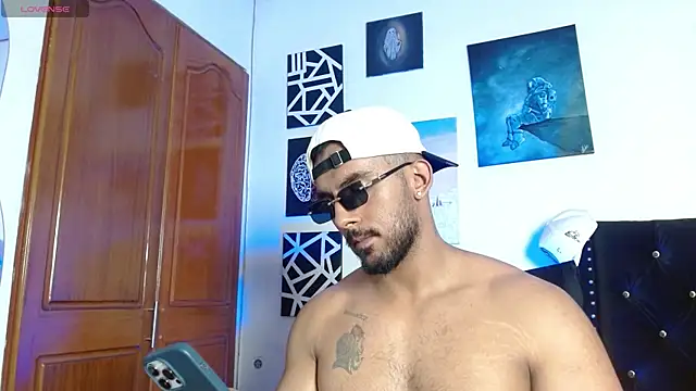 Snapshot of romanpearce_ chatting on 4, 7, 2026 romanpearce online show from 4, 7, 2026