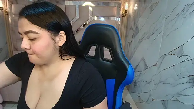 Snapshot of luna__r_ chatting on 2, 4, 2026 luna r online show from 2, 4, 2026