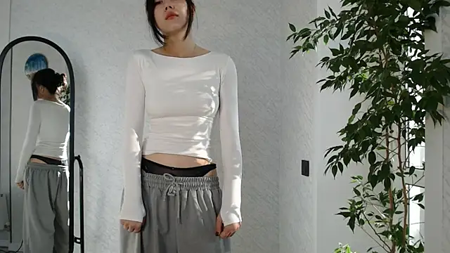 SecretTiny online show from 8, 4, 2026