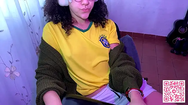 petitecurlybrunette online show from 12, 6, 2026
