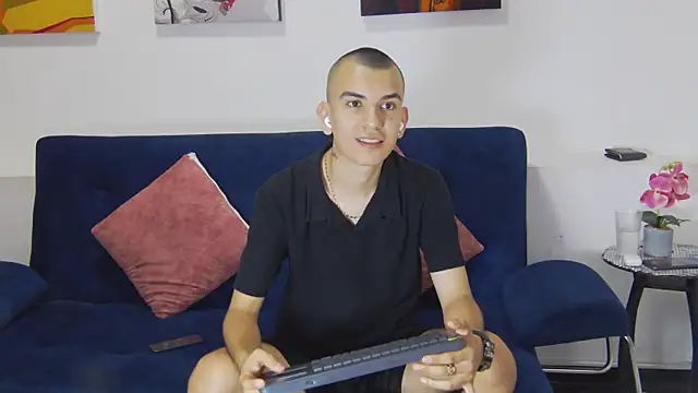 Snapshot of Rowan_Cley chatting on 8, 4, 2026 Rowan Cley online show from 8, 4, 2026