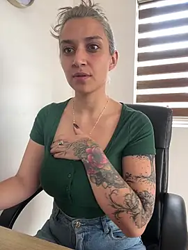 Snapshot of Isabella_varella- chatting on 25, 5, 2026 Isabella varella- online show from 25, 5, 2026