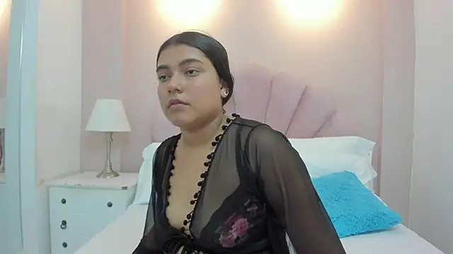 Snapshot of Amber-Rousee chatting on 4, 4, 2026 Amber-Rousee online show from 4, 4, 2026