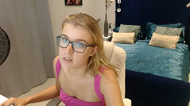 Snapshot of Yennyloves chatting on 25, 7, 2026 Yennyloves online show from 25, 7, 2026