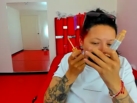scarlett red 1 online show from 20, 5, 2026