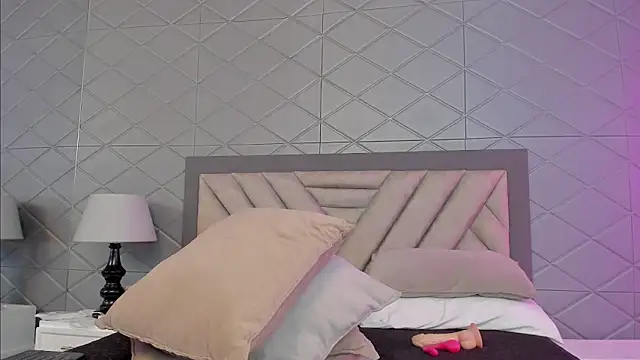 EvonnyMilk online show from 14, 4, 2026