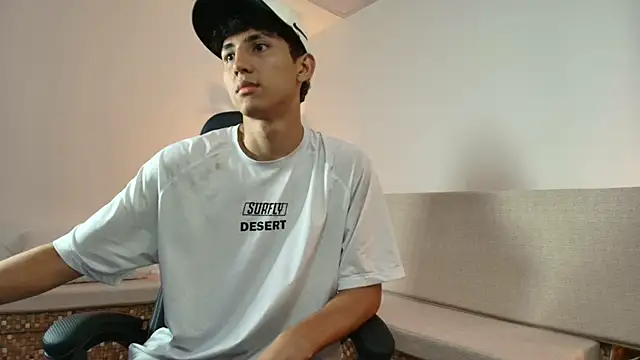 Snapshot of Valentino_Rey chatting on 24, 4, 2026 Valentino Rey online show from 24, 4, 2026