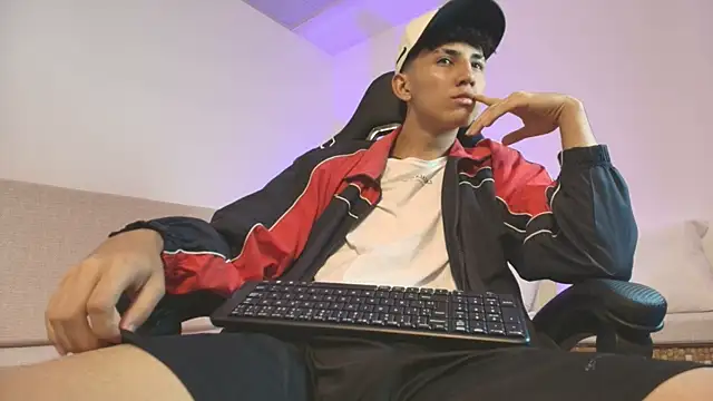 Snapshot of Valentino_Rey chatting on 29, 4, 2026 Valentino Rey online show from 29, 4, 2026