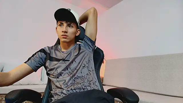 Snapshot of Valentino_Rey chatting on 5, 5, 2026 Valentino Rey online show from 5, 5, 2026