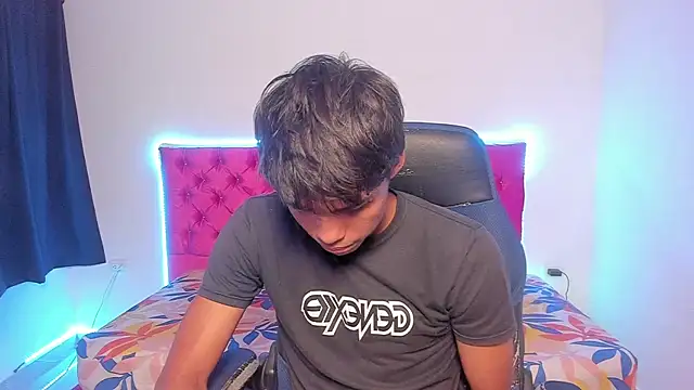 Snapshot of skinny_sam chatting on 15, 4, 2026 skinny sam online show from 15, 4, 2026