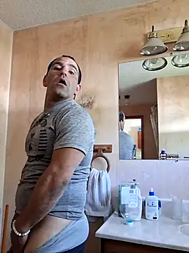 Snapshot of fitguy4u chatting on 13, 5, 2026 fitguy4u online show from 13, 5, 2026