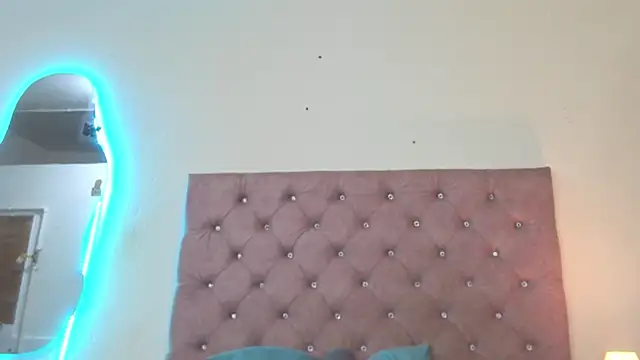 Snapshot of laurenlaine chatting on 7, 6, 2026 laurenlaine online show from 7, 6, 2026