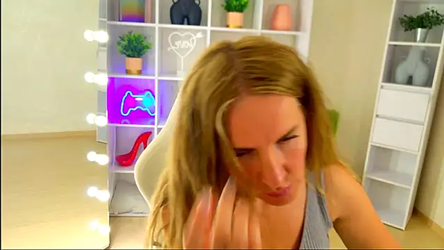 MollyLoll online show from 29, 6, 2026