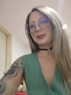 Snapshot of VALELUXX chatting on 13, 5, 2026 VALELUXX online show from 13, 5, 2026