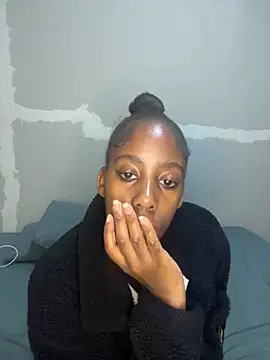 petite bee online show from 25, 4, 2026