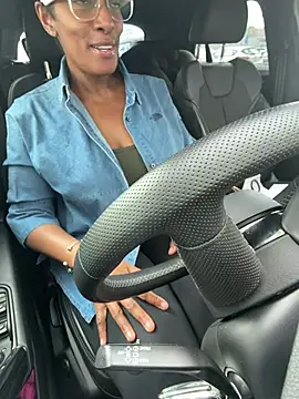 Snapshot of ThatNanNextDoor chatting on 15, 4, 2026 ThatNanNextDoor online show from 15, 4, 2026