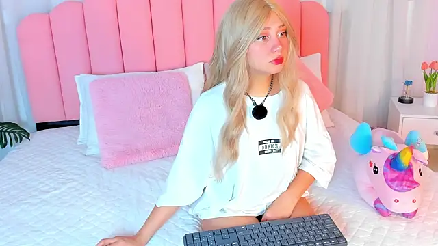 Snapshot of sweett_fire chatting on 18, 4, 2026 sweett fire online show from 18, 4, 2026
