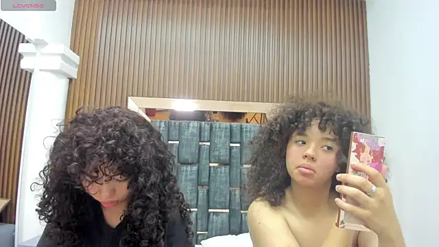Snapshot of Chloe_and_Violeta chatting on 2, 5, 2026 Chloe and Violeta online show from 2, 5, 2026