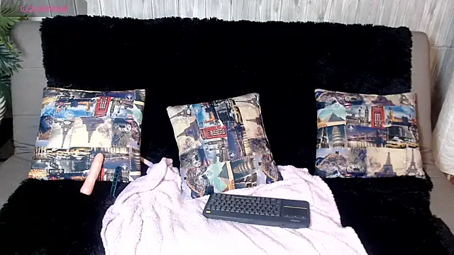 Luna  Cortez online show from 27, 4, 2026
