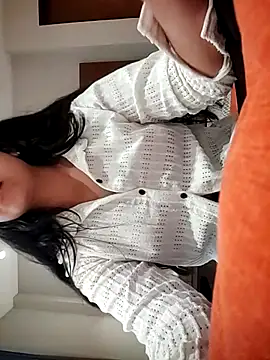 collage girl online show from 17, 4, 2026