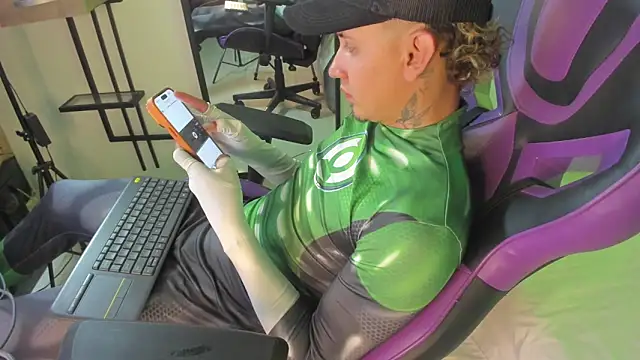 Snapshot of Owen_Drake chatting on 28, 4, 2026 Owen Drake online show from 28, 4, 2026