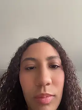 Snapshot of Daphnne_Curly chatting on 7, 6, 2026 Daphnne Curly online show from 7, 6, 2026