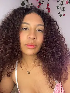 Snapshot of Daphnne_Curly chatting on 9, 7, 2026 Daphnne Curly online show from 9, 7, 2026