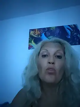 Snapshot of Divineblond chatting on 5, 7, 2026 Divineblond online show from 5, 7, 2026