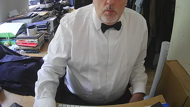 Snapshot of SuitedSub63 chatting on 5, 8, 2026 SuitedSub63 online show from 5, 8, 2026