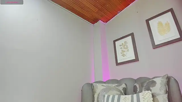 Snapshot of Roxanna_moore chatting on 25, 6, 2026 Roxanna moore online show from 25, 6, 2026