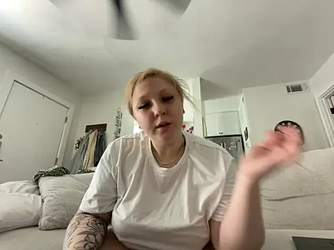 Snapshot of blonde__baby chatting on 14, 5, 2026 blonde baby online show from 14, 5, 2026
