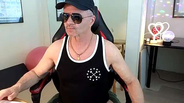 Snapshot of hotdadbod chatting on 4, 1, 2025 hotdadbod online show from 4, 1, 2025