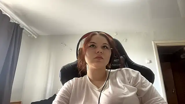 Redhair girl online show from 21, 5, 2026
