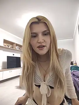 HotBlondie69 online show from 15, 6, 2026