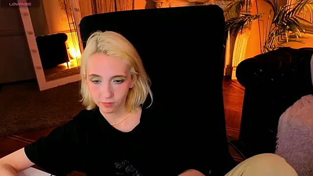Elen  Moore online show from 22, 6, 2026
