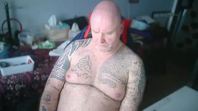 Snapshot of Tattooed_Dilf_01 chatting on 30, 5, 2026 Tattooed Dilf 01 online show from 30, 5, 2026