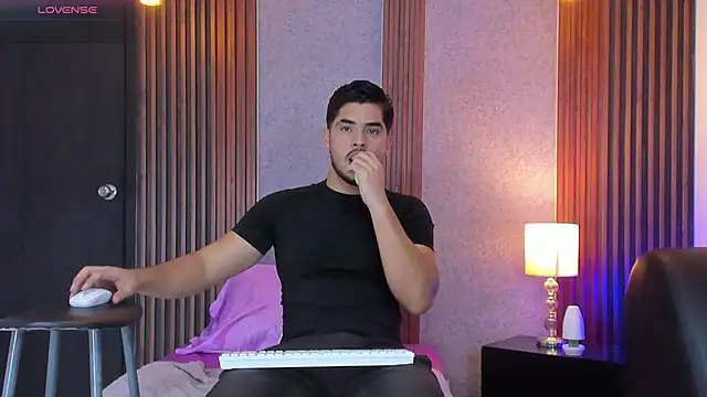Snapshot of luciano_vitale chatting on 5, 7, 2026 luciano vitale online show from 5, 7, 2026