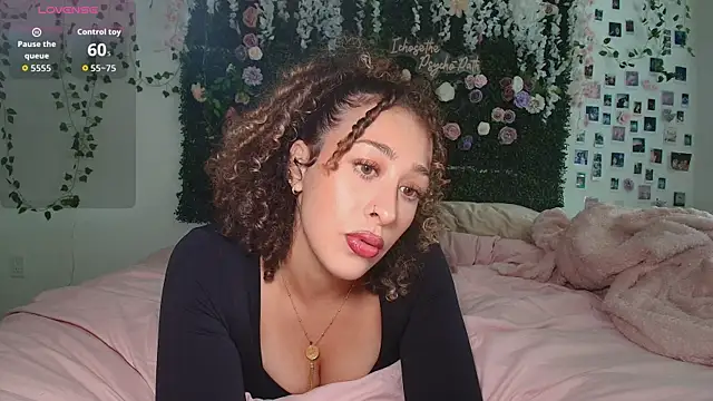 Snapshot of LyraCovee chatting on 17, 6, 2026 LyraCovee online show from 17, 6, 2026