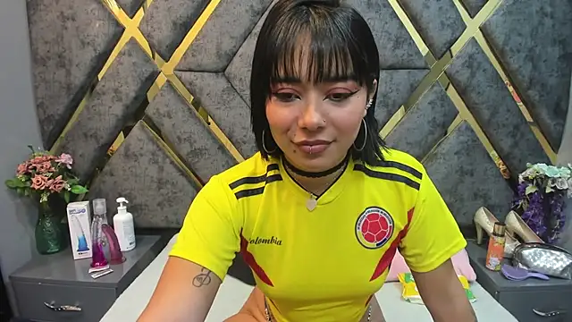 Snapshot of roxane_vega chatting on 7, 7, 2026 roxane vega online show from 7, 7, 2026