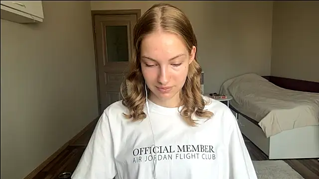 ElviaHoeffner online show from 29, 6, 2026