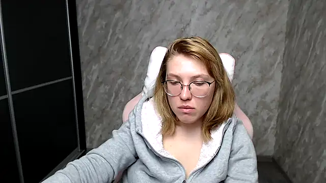 Reginasmilee online show from 11, 3, 2025