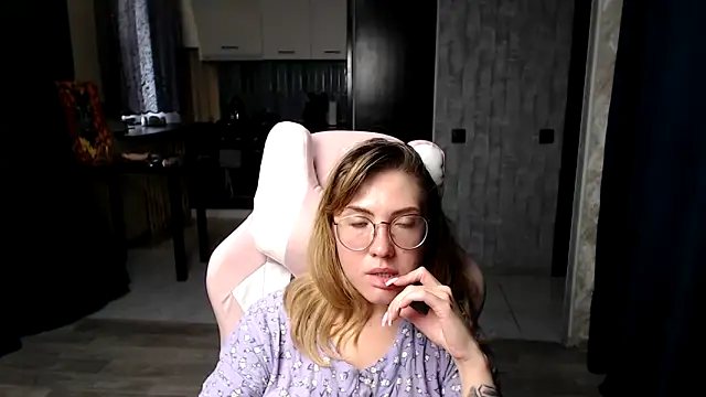 Reginasmilee online show from 9, 9, 2025