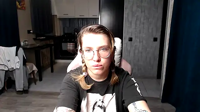 Reginasmilee online show from 18, 9, 2025