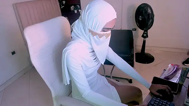 Inaya Lux online show from 26, 7, 2026