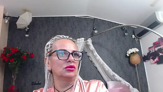 Snapshot of ElviraMilf chatting on 3, 8, 2026 ElviraMilf online show from 3, 8, 2026