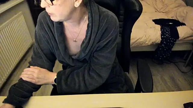 minoesje37 online show from 10, 2, 2025