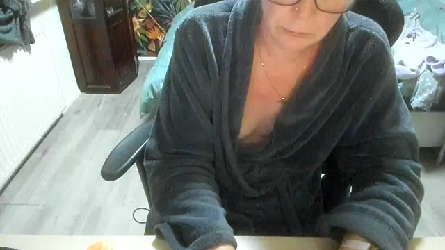 minoesje37 online show from 21, 12, 2025