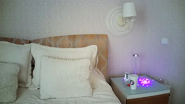 Luna Hoty online show from 7, 3, 2025