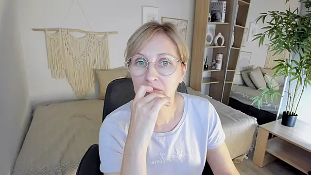 Paris Cherry online show from 18, 9, 2025