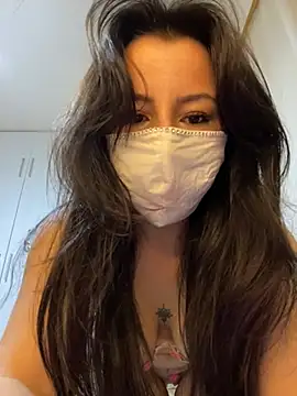 Snapshot of White-Petite chatting on 20, 5, 2026 White-Petite online show from 20, 5, 2026